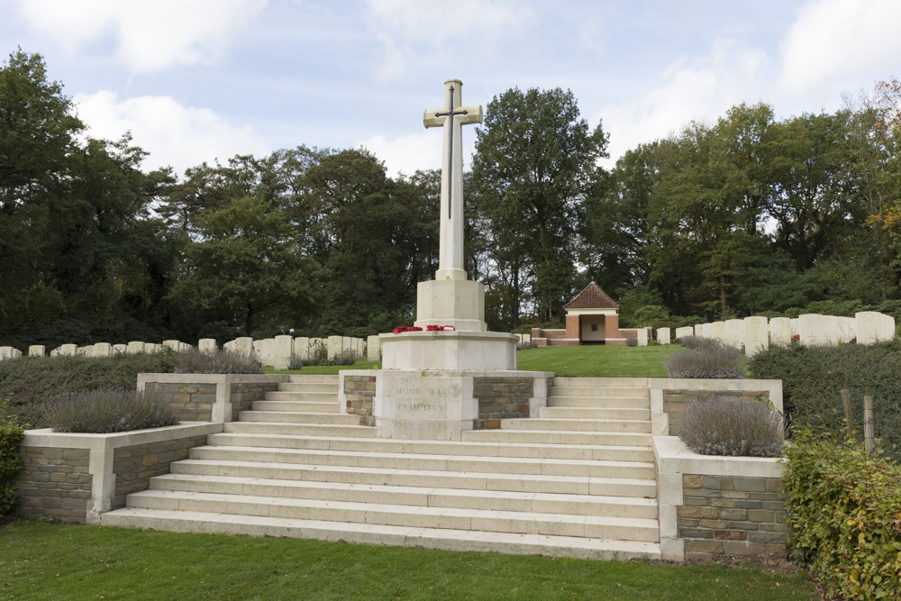 Commonwealth War Cemetery Mook