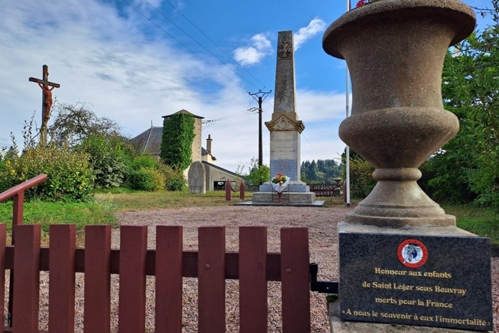 Oorlogsmonument Saint-Lger-sous-Beuvray #1