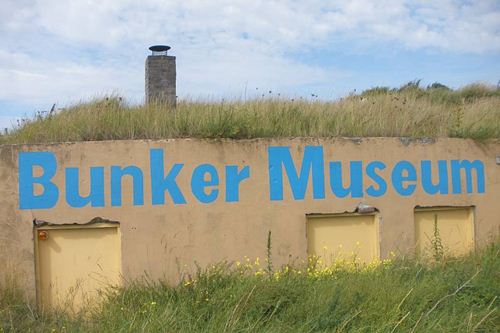 Ouder koppel doneert stengun aan Bunker Museum IJmuiden