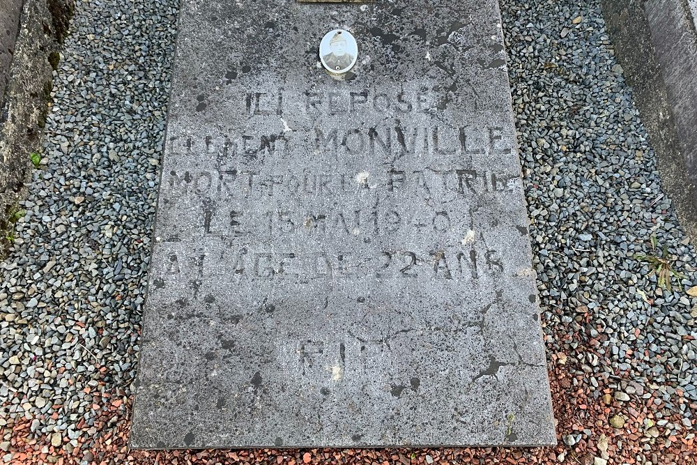 Monument to 2 soldiers killed at Fort Tancrémont #4