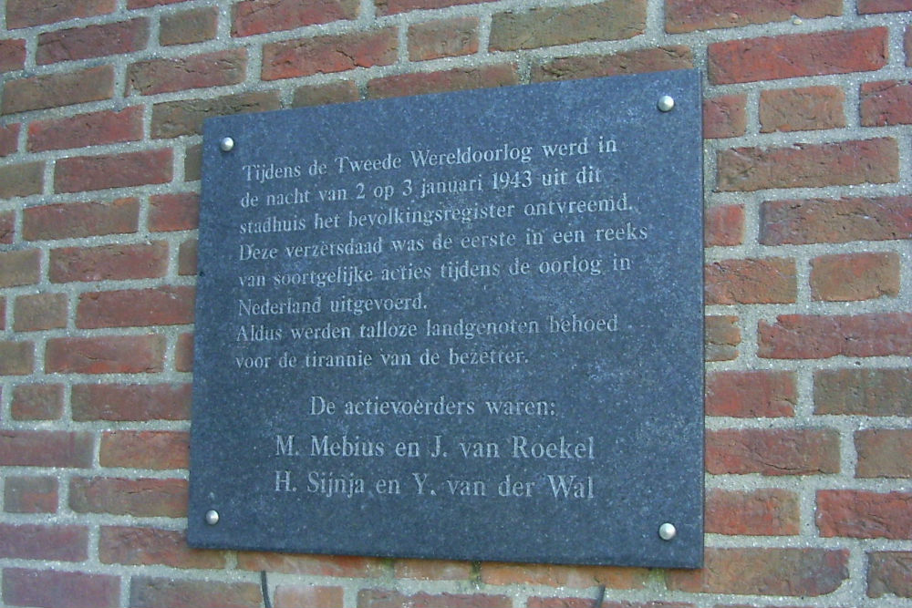 Gedenktekens Bevolkingsregister op Stadhuis Wageningen
