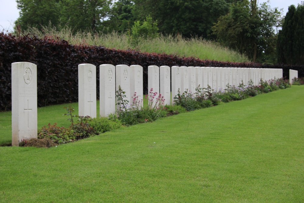 Commonwealth War Graves Villers-Plouich #2