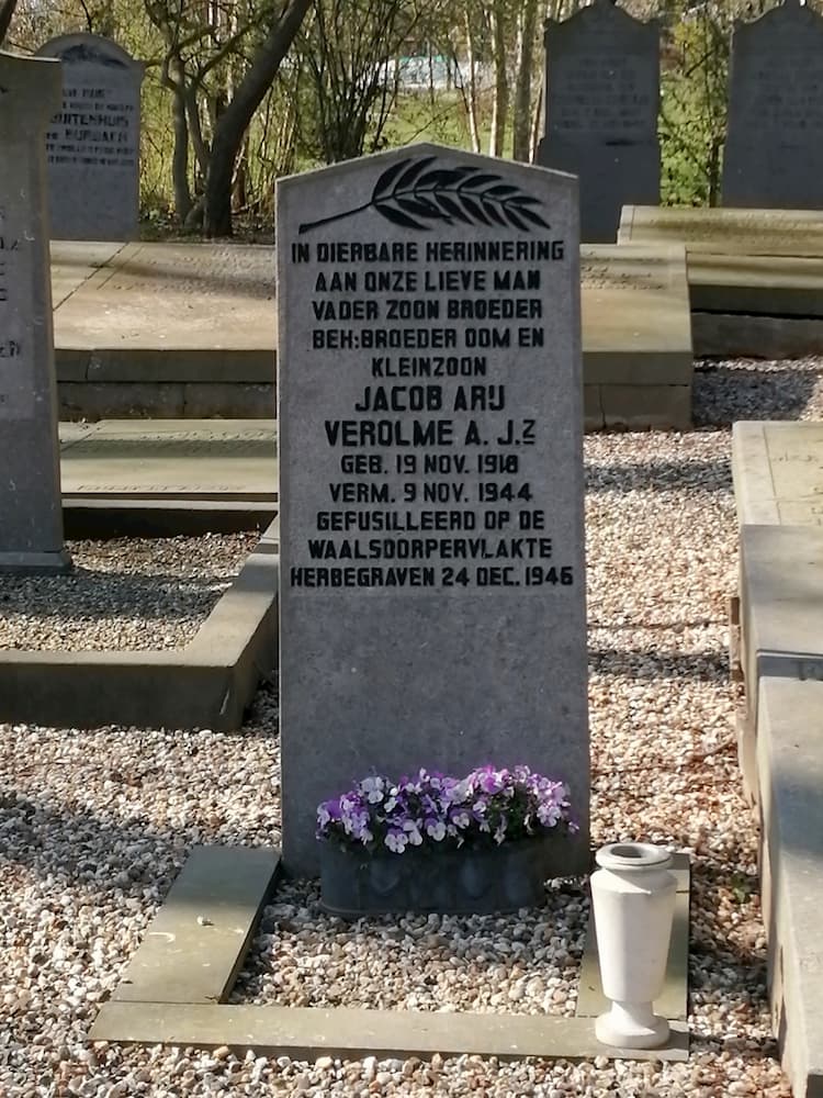 Dutch War Grave Municipal Cemetery Nieuwe-Tonge