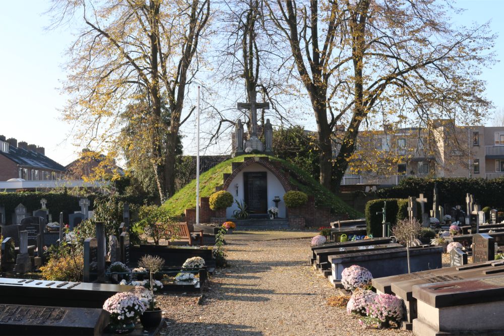 Nederlandse Oorlogsgraven en Monument Rooms-Katholieke Begraafplaats Beneden-Leeuwen