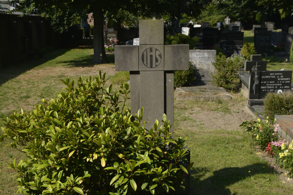 Nederlands Oorlogsgraf Rooms Katholieke Begraafplaats St. Petrus Eindhoven