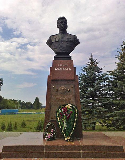 Monument Drievoudig Held van de Sovjet-Unie I. Kozhedub