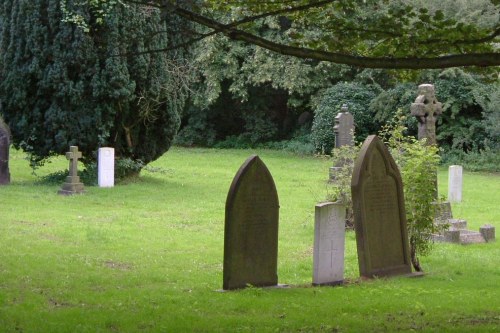 Commonwealth War Graves St. Cuthbert Churchyard