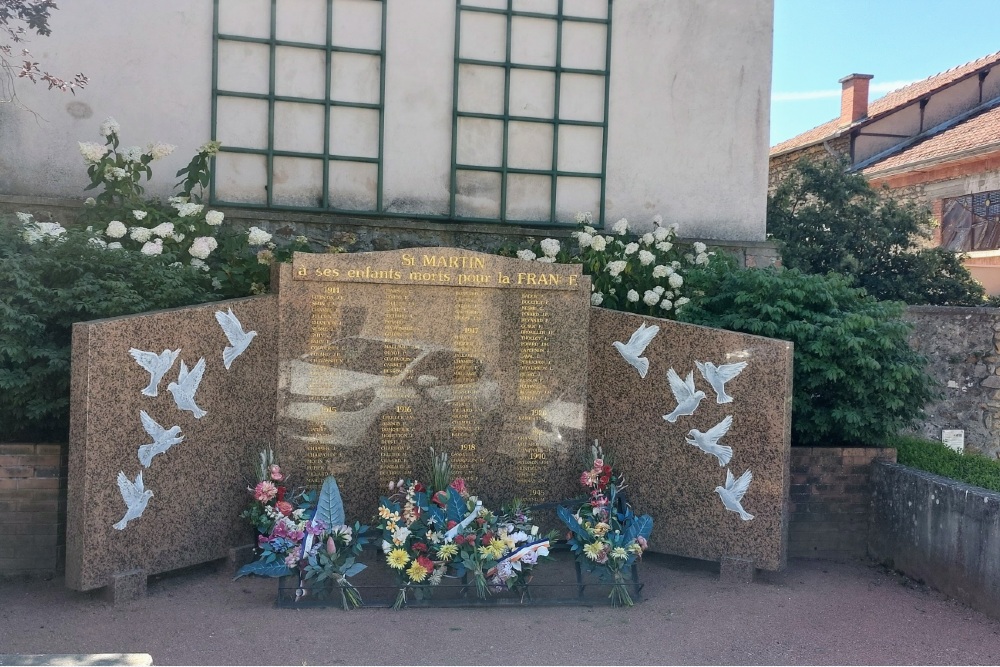 War Memorial  Saint-Martin-en-Haut #1