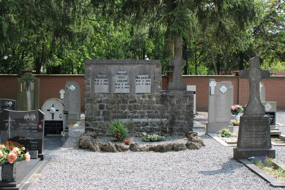 Oorlogsmonument Begraafplaats Kerkhoven Lommel	