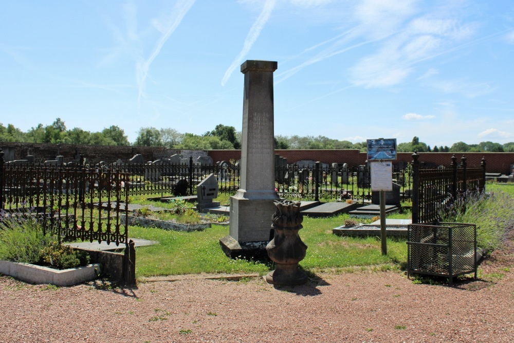 Oorlogsmonument Godarville Begraafplaats	