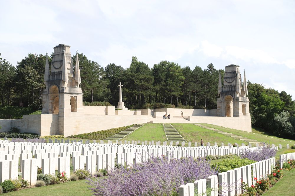 Commonwealth War Cemetery taples