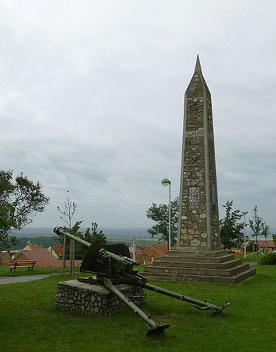 Liberation Memorial & Artillery Gun