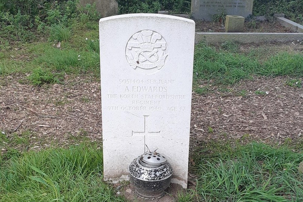 Commonwealth War Grave St. Peter's Church Cemetery Clayworth