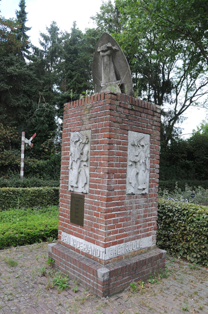 War Memorial Baarle-Nassau - Baarle-Nassau - TracesOfWar.com