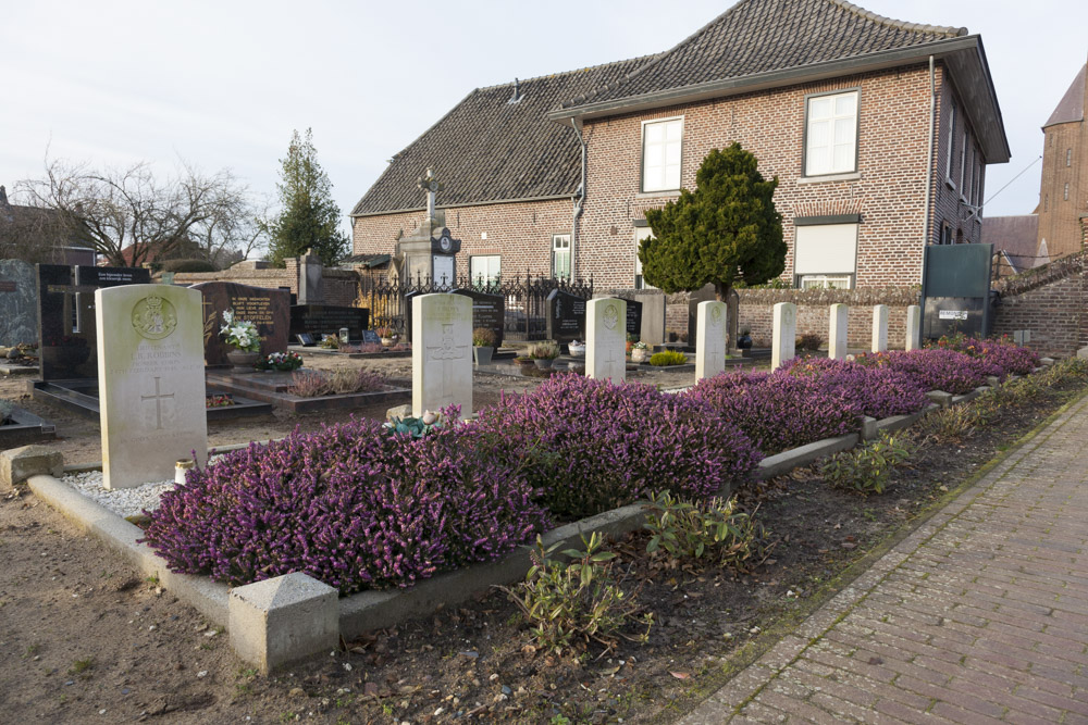 Oorlogsgraven van het Gemenebest Rooms Katholieke Begraafplaats Ottersum