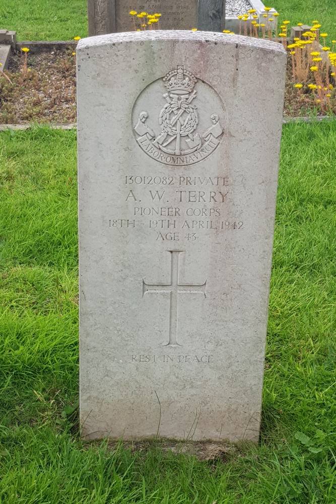 Commonwealth War Graves St. Catherine Churchyard #4