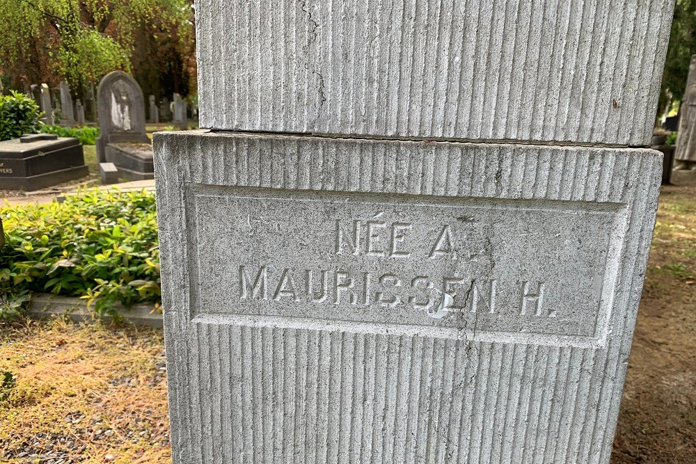 Collective graveemorial 5 deceased Belgian Soldiers General Cemetery Maastricht #3