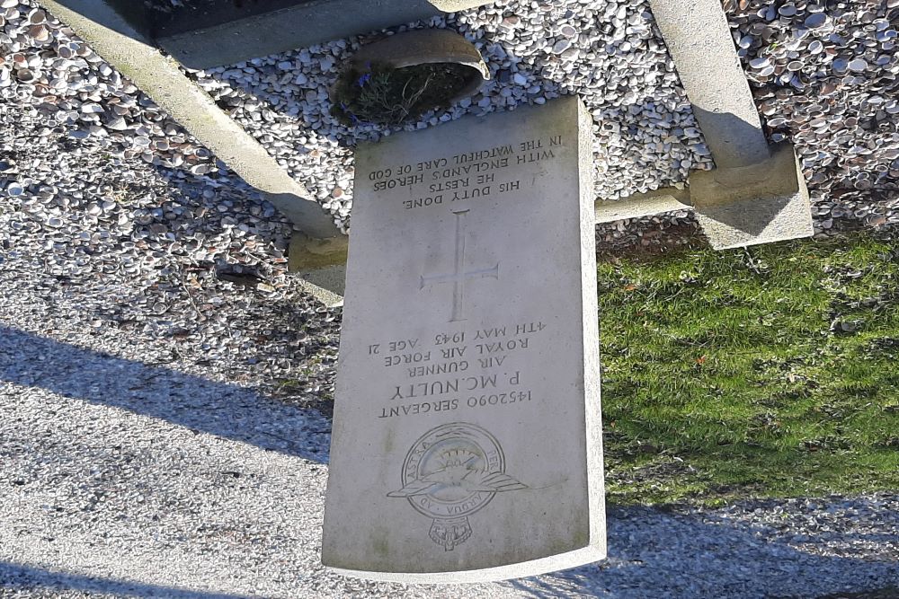 Commonwealth War Grave Municipal Cemetery Midwolda