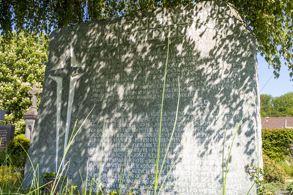 Duitse Oorlogsgraven en Monument Adendorf #4