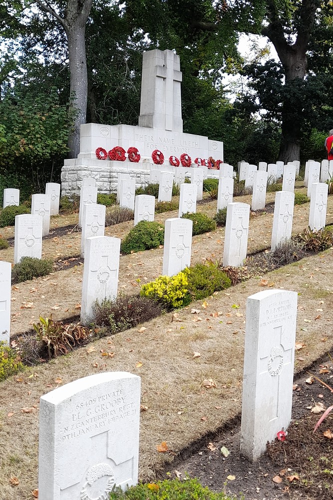 Commonwealth War Graves St. Nicholas Churchyard #3