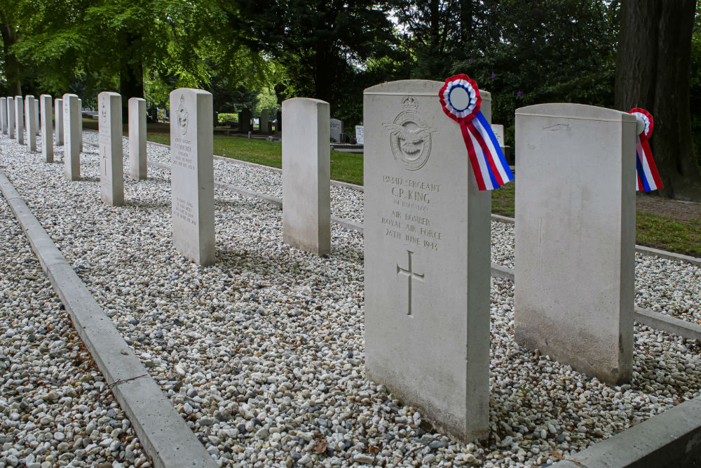 Oorlogsgraven van het Gemenebest Gemeentelijke Begraafplaats Oostergaarde