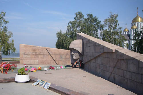 Monument Rouwend Moederland