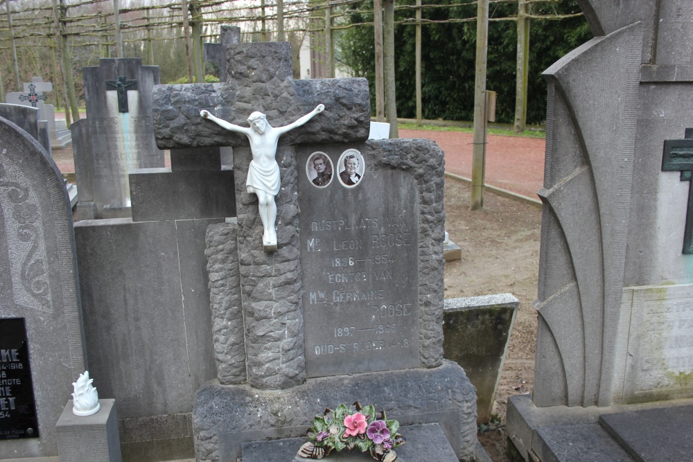 Belgian Graves Veterans Machelen-aan-de-Leie Churchyard