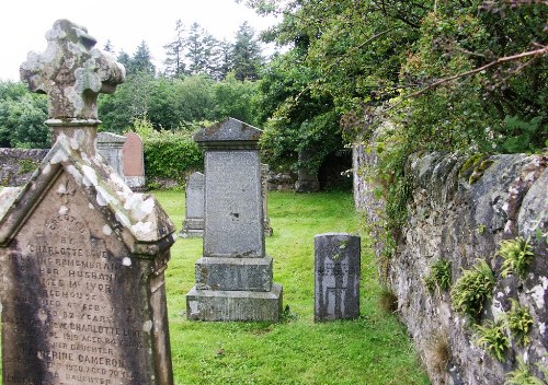 Oorlogsgraf van het Gemenebest Kilcalmonell Parish Churchyard