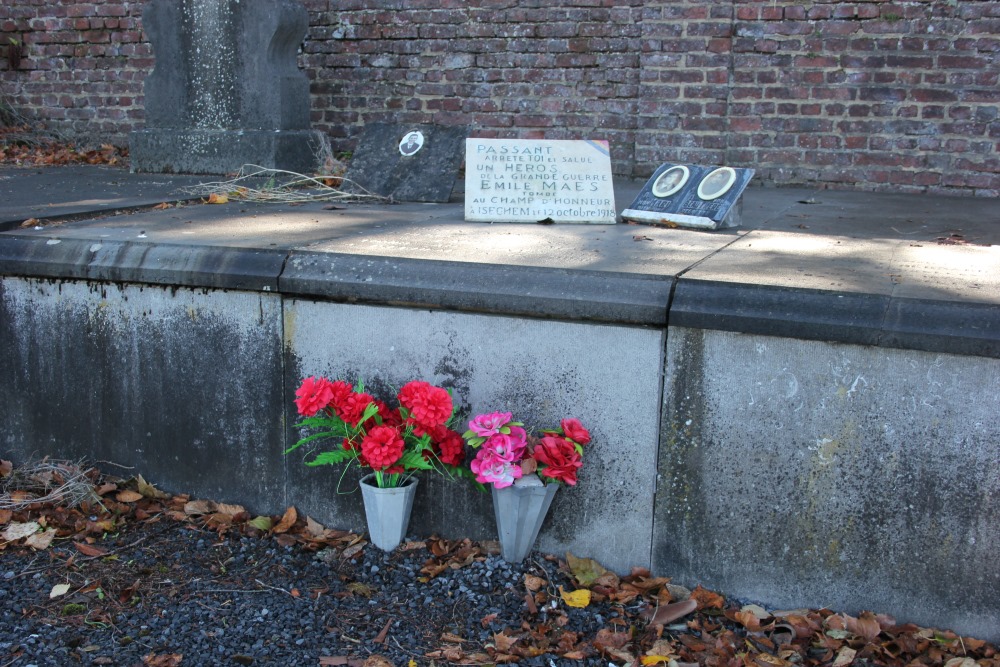 Belgische Oorlogsgraven Naast