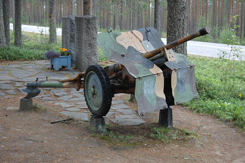 Monument Zweedse Vrijwilligers Korps & Bofors 37mm Kanon