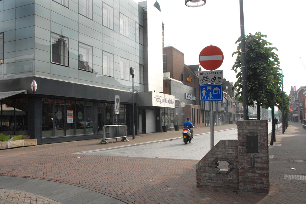 Memorial V1 Bomb Impact Grotestraat Waalwijk - Waalwijk - TracesOfWar.com