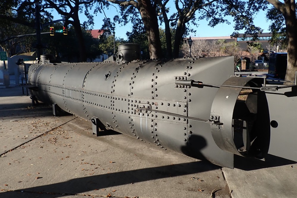 C.S.S. Hunley Replica - Charleston - TracesOfWar.com