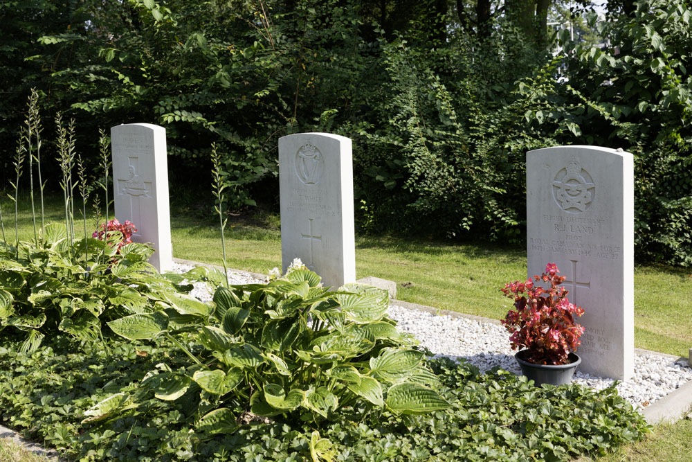 Commonwealth War Graves Municipal Cemetery Oldenzaal #3