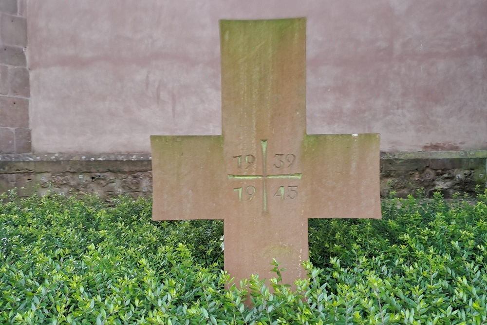 Oorlogsgraven aan O.L.Vrouwkerk Kyllburg #2