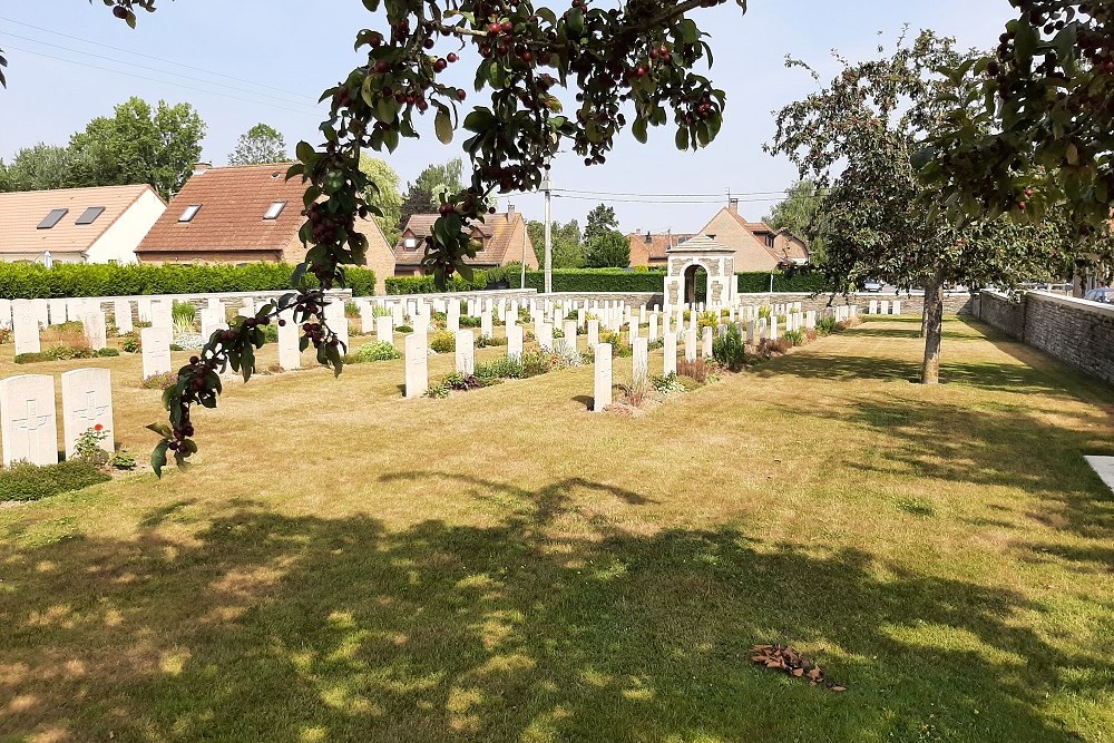 Commonwealth War Cemetery Rue-des-Berceaux