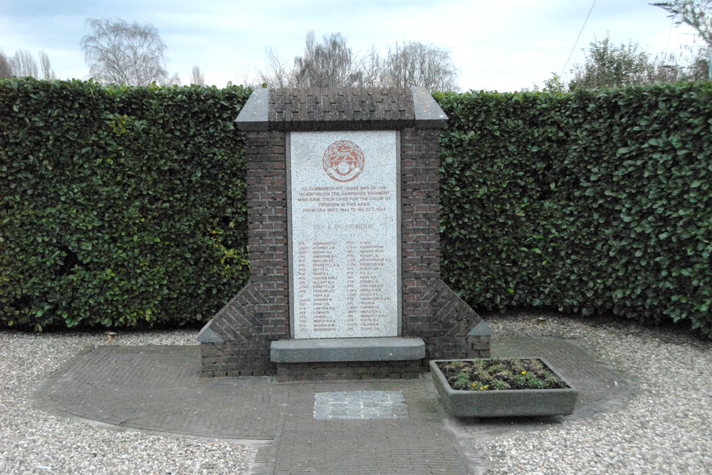 Memorial The Hampshire Regiment Driel - Driel - TracesOfWar.com