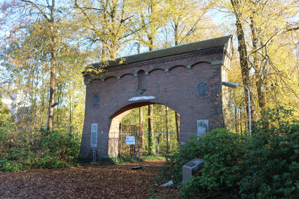 Memorials Gate to Memorial Place Haaren