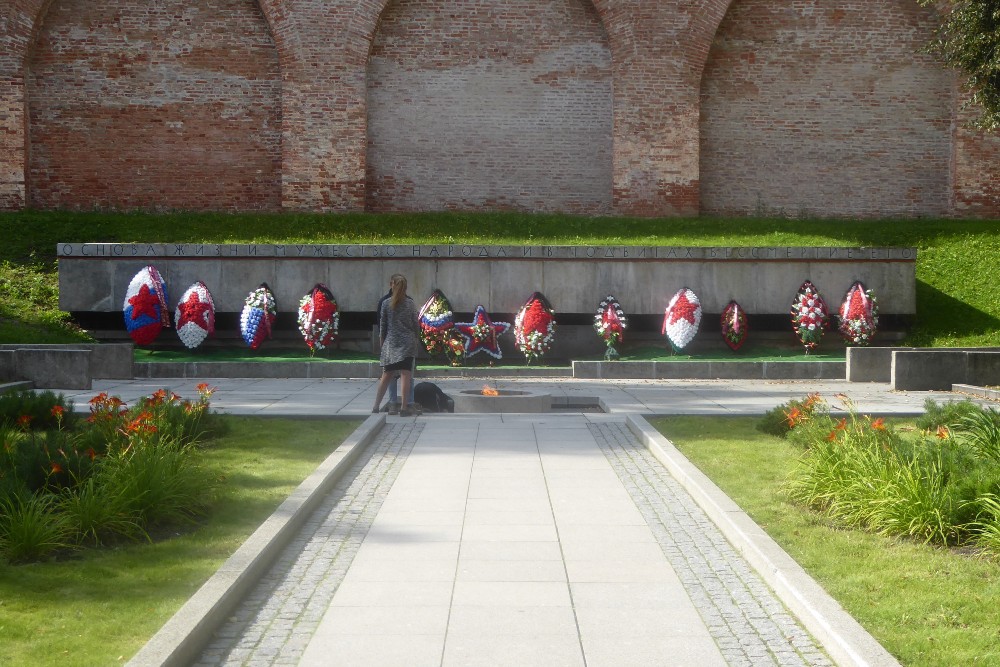 Massagraf & Monument Sovjet Soldaten Veliky Novgorod