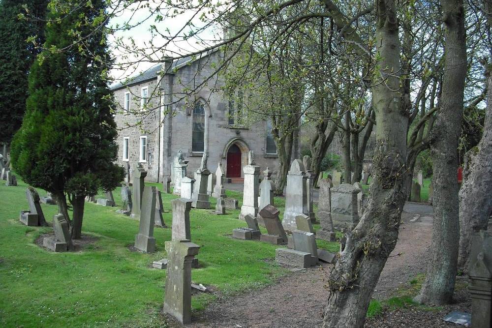 Commonwealth War Graves Clarkston Parish Churchyard