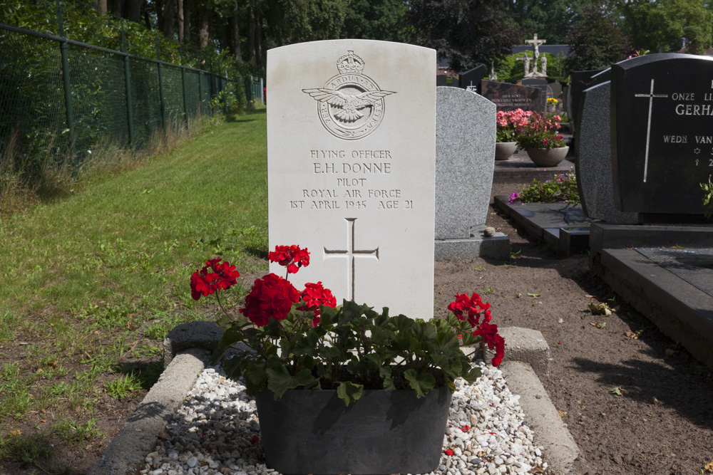 Commonwealth War Grave Roman Catholic Cemetery Lonneker