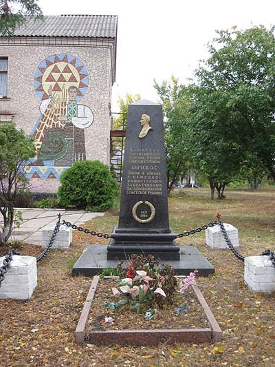 Grave Hero of the Soviet Union B. O. Pushkin