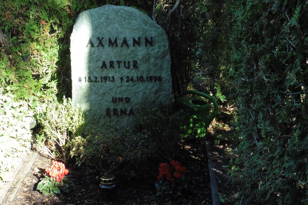 Grave Arthur Axmann