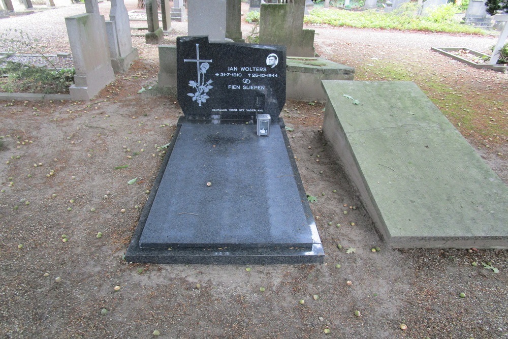 Nederlandse Oorlogsgraven Rooms Katholieke Begraafplaats Kapel in 't Zand Roermond