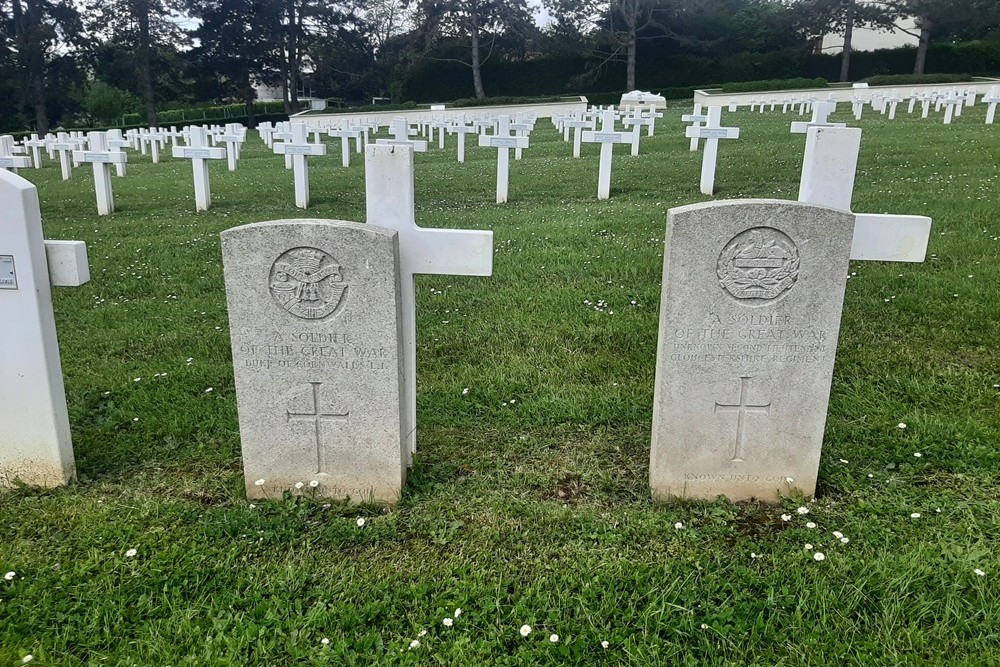 Oorlogsgraven van het Gemenebest Oorlogsbegraafplaats Chesnaux #2