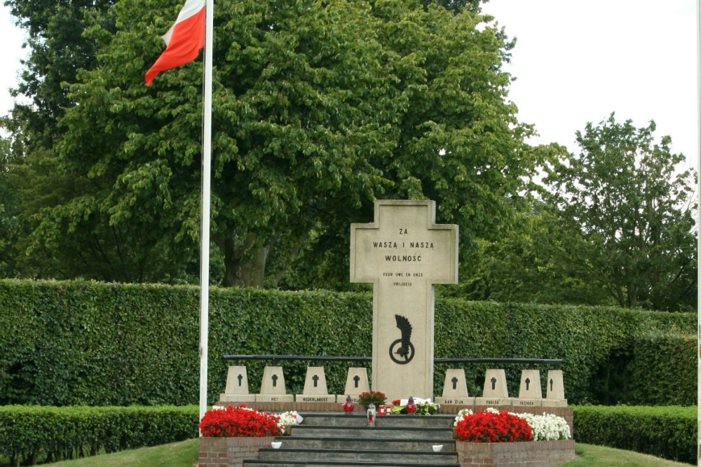 Monument op Poolse Oorlogsbegraafplaats