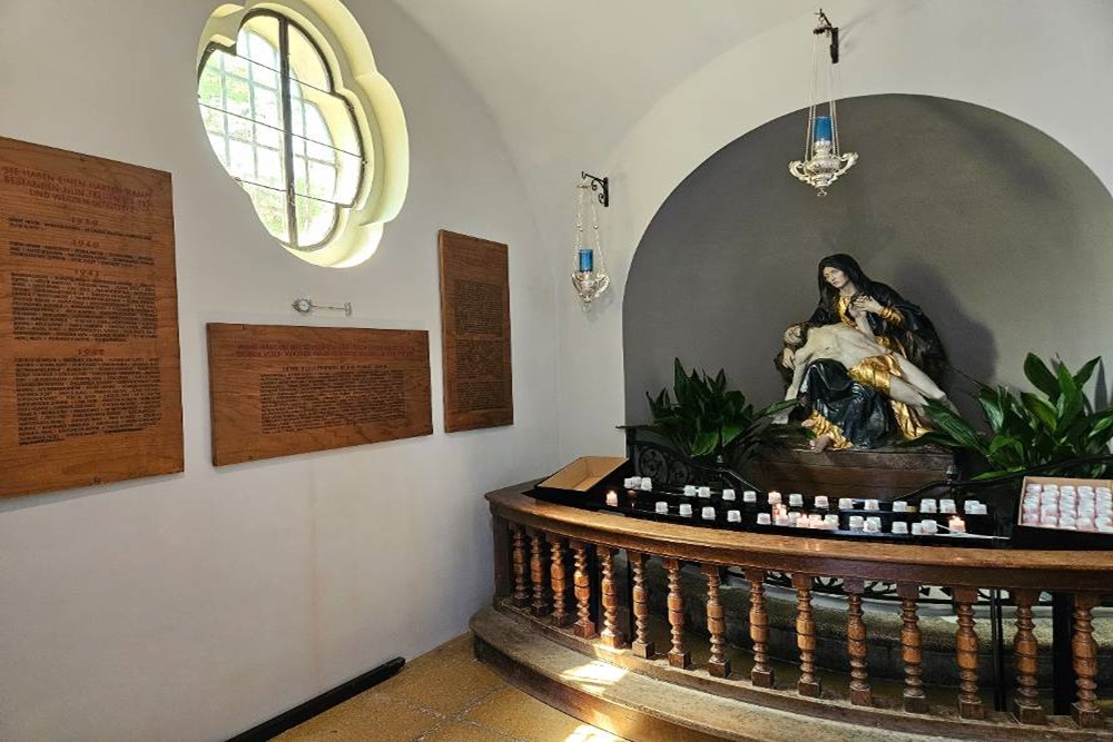 Oorlogsmonument Heilige Geest Kerk #1