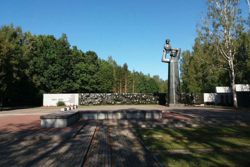 Sovjet Oorlogsbegraafplaats Priekule
