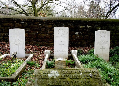 Commonwealth War Graves St Peter ad Vincula Churchyard