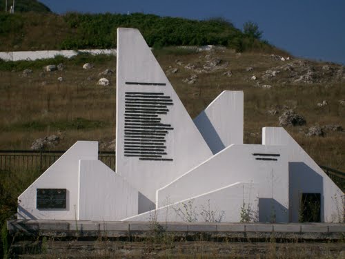Monument Gesneuvelde Griekse Soldaten Fort Lisse Ochyro