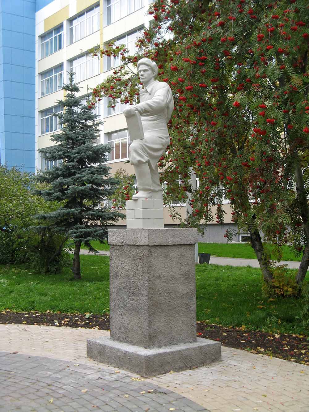 Memorial to the Builder of Post-War Arkhangelsk